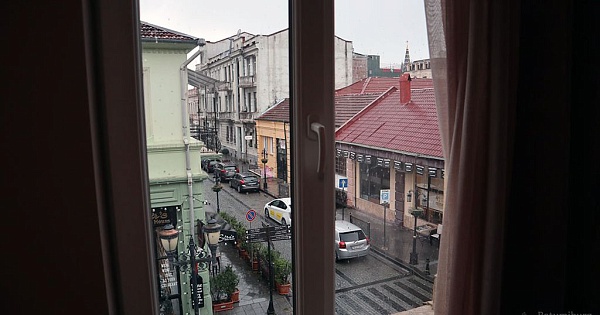 Продается 2-х комнатная квартира, в центре Старого города, 2-й этаж + 1, в Батуми